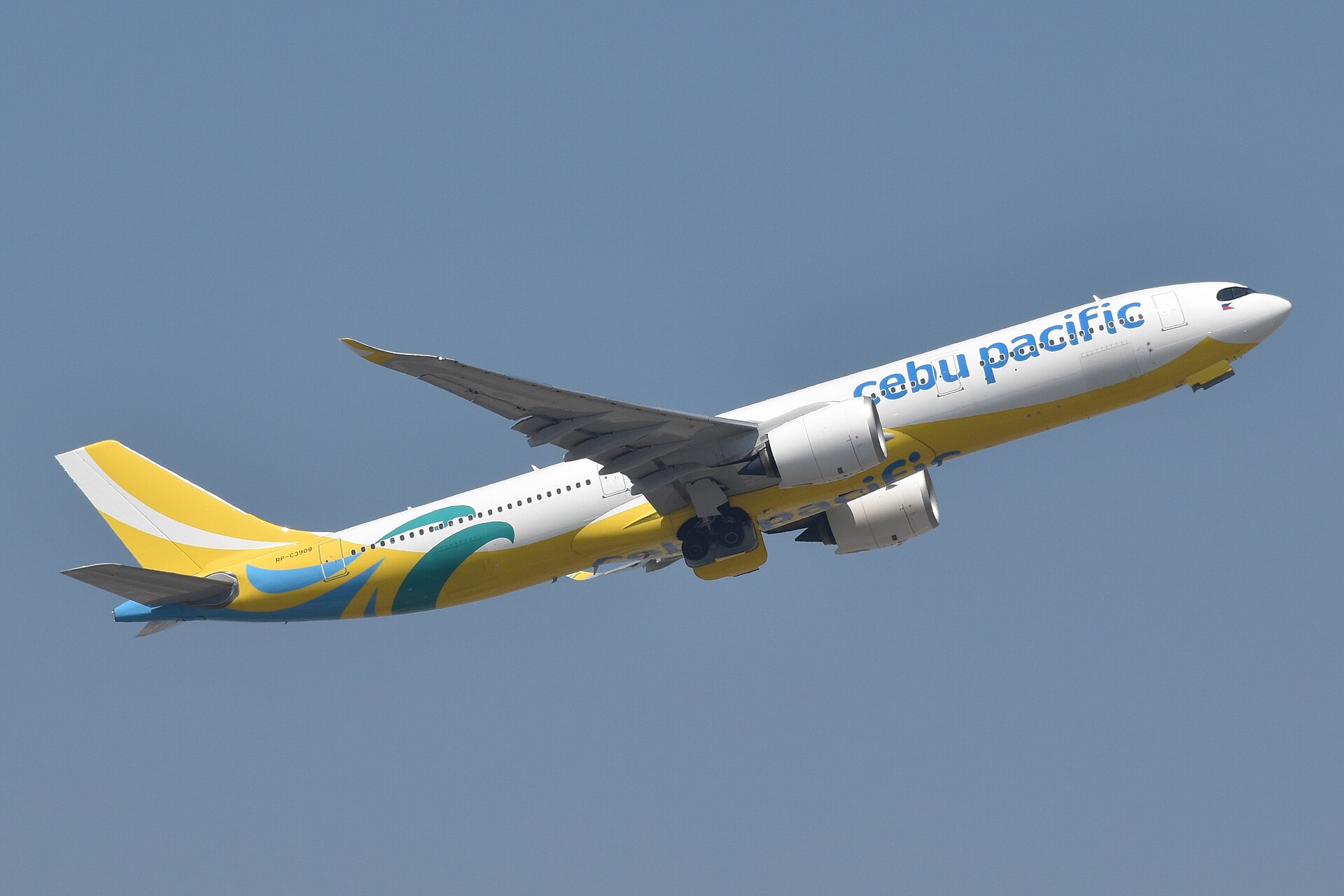 Cebu Pacific aircraft (5J) — OFW corridor carrier to Gulf states, photo via Wikimedia Commons (Wikipedia summary)