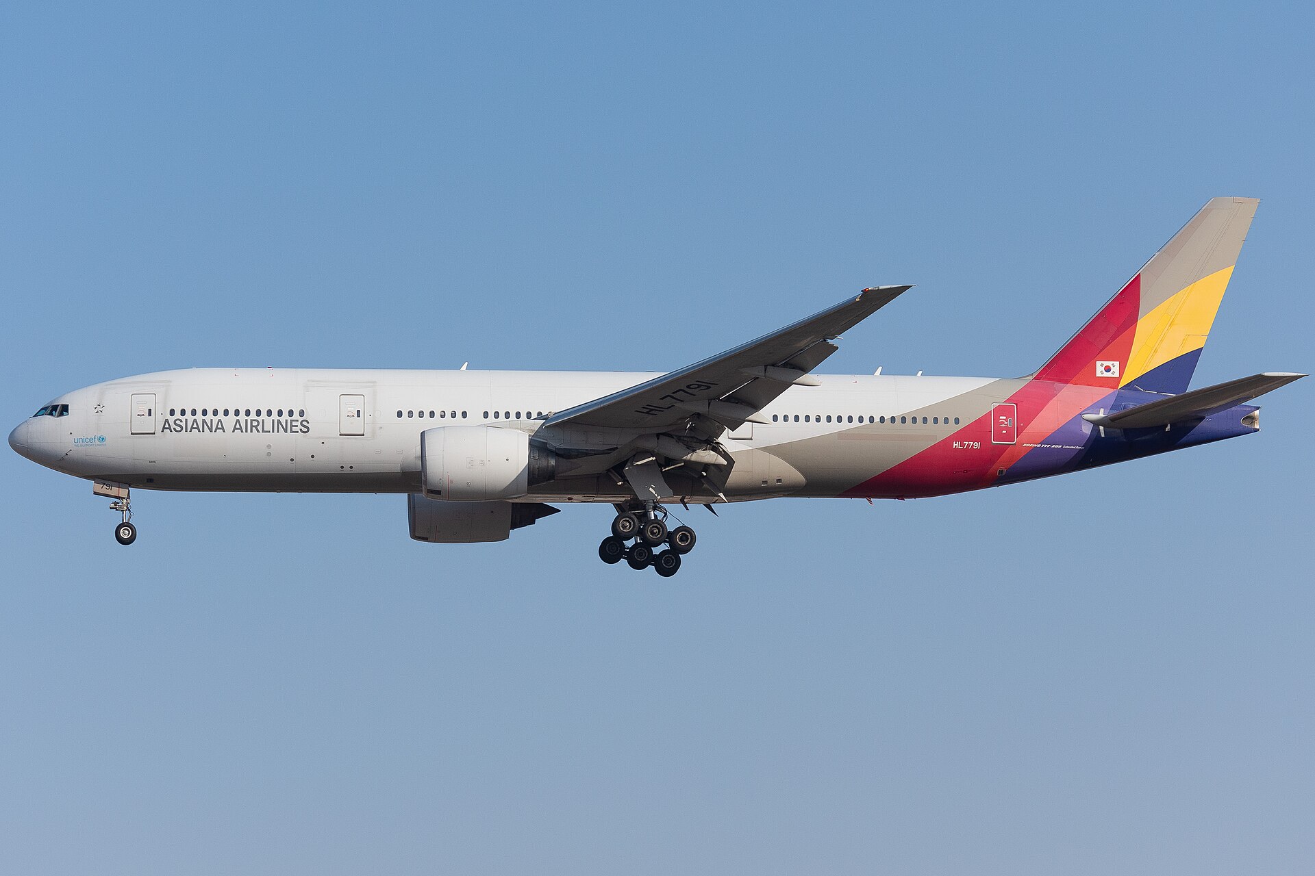 Asiana Airlines aircraft (OZ) — OFW corridor carrier to Gulf states, photo via Wikimedia Commons (Wikipedia summary)