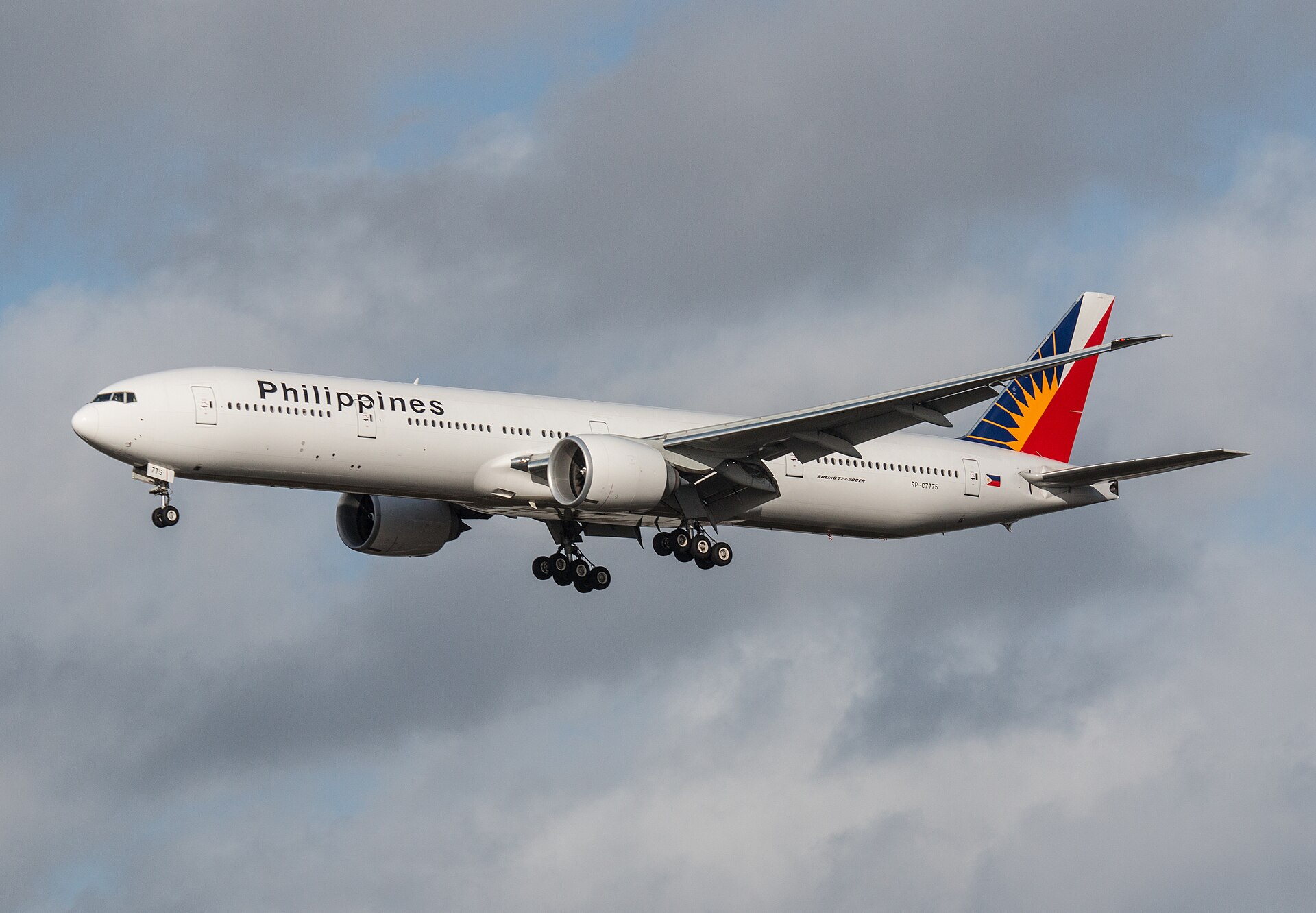 Philippine Airlines aircraft (PR) — OFW corridor carrier to Gulf states, photo via Wikimedia Commons (Wikipedia summary)