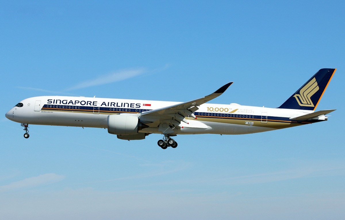 Singapore Airlines aircraft (SQ) — OFW corridor carrier to Gulf states, photo via Wikimedia Commons (Wikipedia summary)