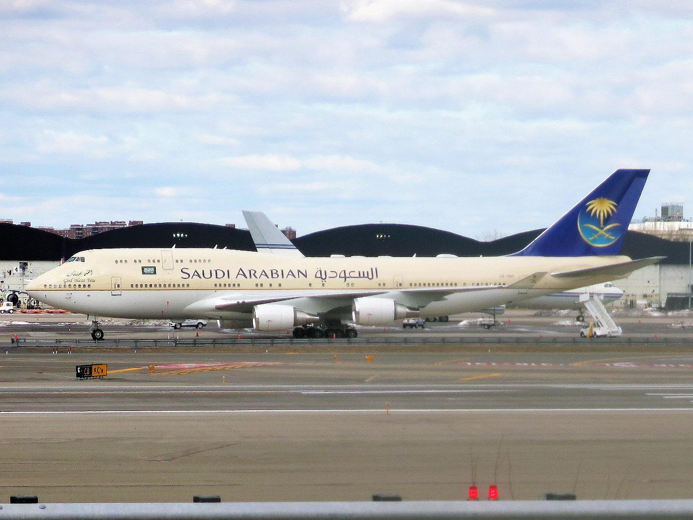 Saudia aircraft (SV) — OFW corridor carrier to Gulf states, photo via Wikimedia Commons (Wikipedia media-list)